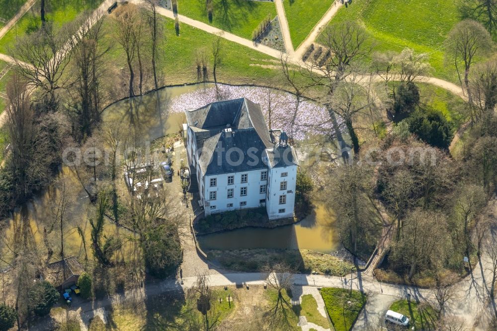 Voerde (Niederrhein) from above - Building and castle park systems of water castle Haus Voerde in the district Ruhr Metropolitan Area in Voerde (Niederrhein) in the state North Rhine-Westphalia