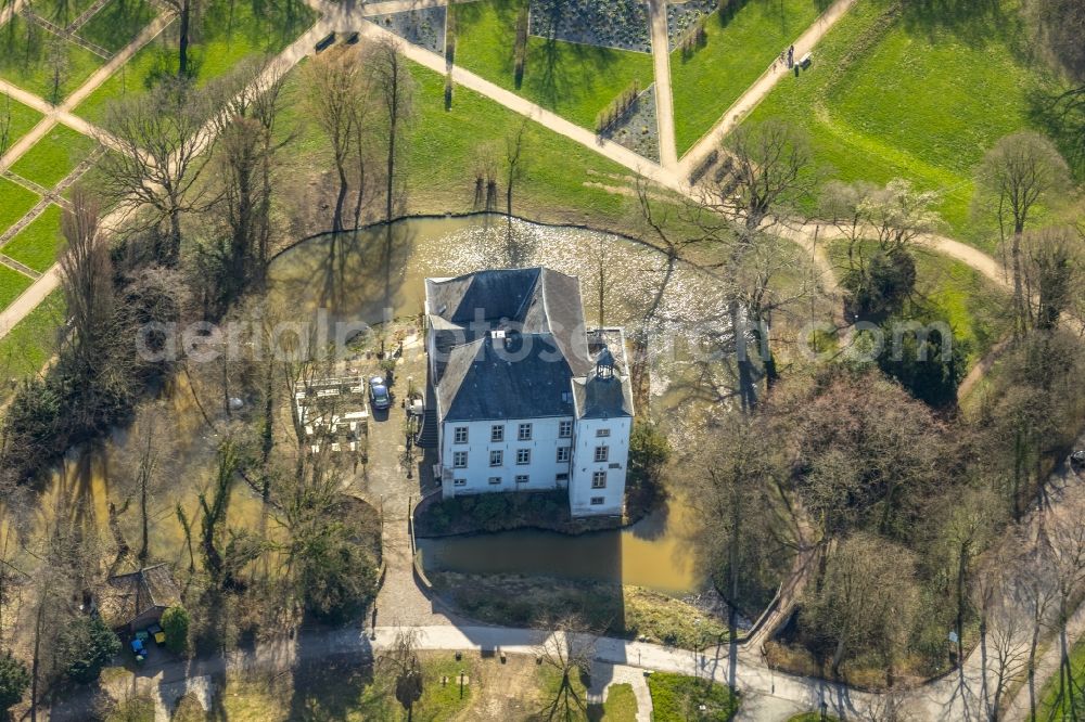 Aerial image Voerde (Niederrhein) - Building and castle park systems of water castle Haus Voerde in the district Ruhr Metropolitan Area in Voerde (Niederrhein) in the state North Rhine-Westphalia