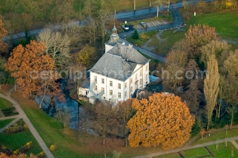 Voerde (Niederrhein) from above - Building and castle park systems of water castle Haus Voerde in the district Ruhr Metropolitan Area in Voerde (Niederrhein) in the state North Rhine-Westphalia