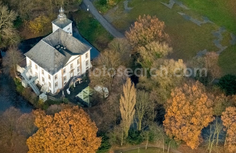 Voerde (Niederrhein) from the bird's eye view: Building and castle park systems of water castle Haus Voerde in the district Ruhr Metropolitan Area in Voerde (Niederrhein) in the state North Rhine-Westphalia