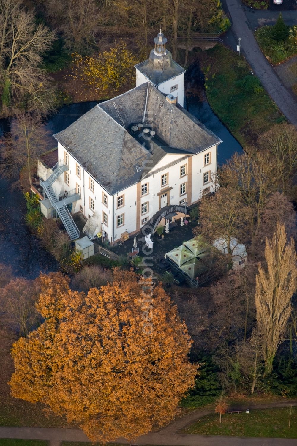 Aerial image Voerde (Niederrhein) - Building and castle park systems of water castle Haus Voerde in the district Ruhr Metropolitan Area in Voerde (Niederrhein) in the state North Rhine-Westphalia