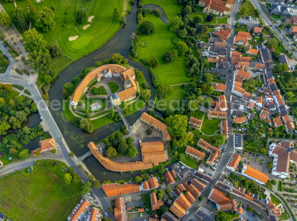 Aerial photograph Steinfurt - Building and castle park systems of water castle in the district Burgsteinfurt in Steinfurt in the state North Rhine-Westphalia, Germany