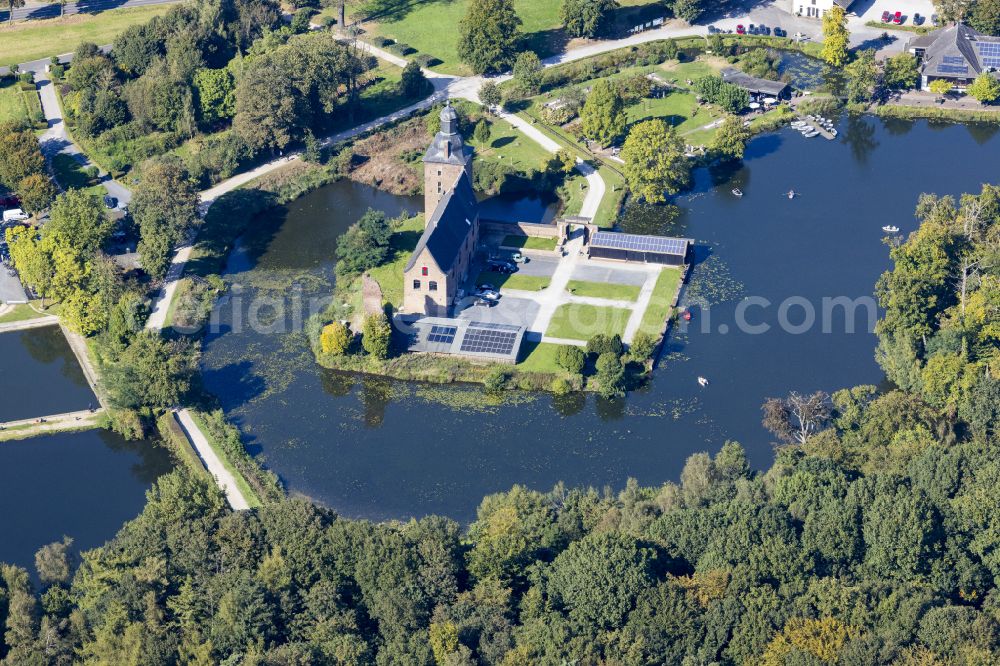 Aerial photograph Tüschenbroich - Building and castle park systems of water castle on street Zur Ulrichskapelle in Tueschenbroich in the state North Rhine-Westphalia, Germany