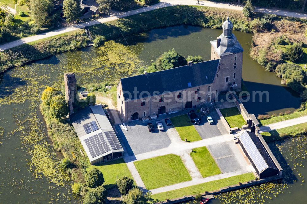 Tüschenbroich from the bird's eye view: Building and castle park systems of water castle on street Zur Ulrichskapelle in Tueschenbroich in the state North Rhine-Westphalia, Germany