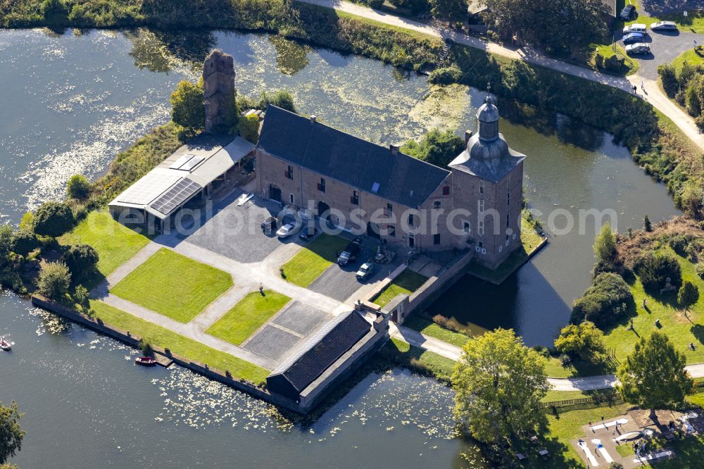 Aerial image Tüschenbroich - Building and castle park systems of water castle on street Zur Ulrichskapelle in Tueschenbroich in the state North Rhine-Westphalia, Germany