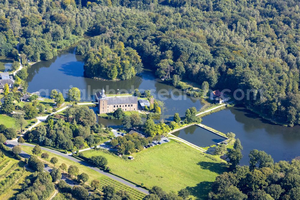 Aerial photograph Tüschenbroich - Building and castle park systems of water castle on street Zur Ulrichskapelle in Tueschenbroich in the state North Rhine-Westphalia, Germany