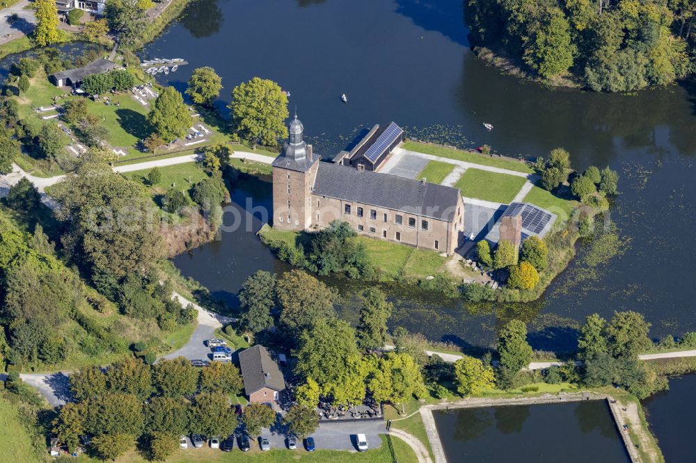 Tüschenbroich from above - Building and castle park systems of water castle on street Zur Ulrichskapelle in Tueschenbroich in the state North Rhine-Westphalia, Germany