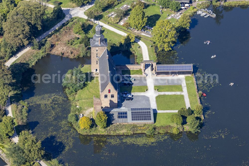 Tüschenbroich from the bird's eye view: Building and castle park systems of water castle on street Zur Ulrichskapelle in Tueschenbroich in the state North Rhine-Westphalia, Germany