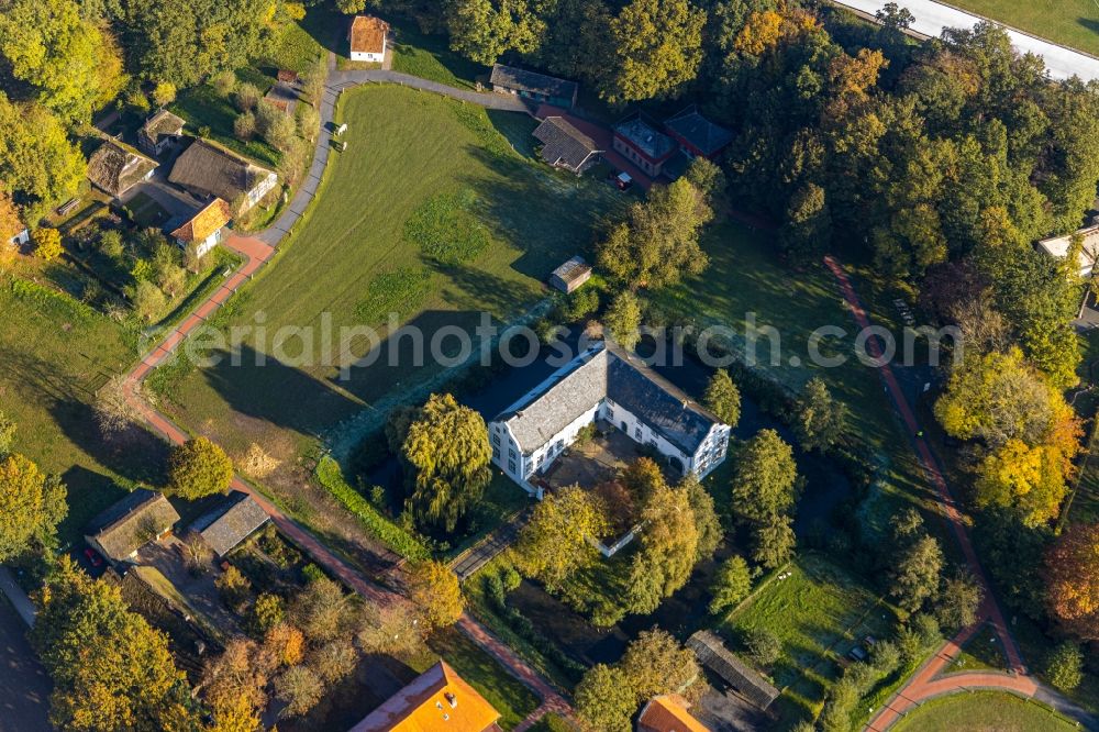 Grefrath from the bird's eye view: Building and castle park systems of water castle Wasserburg Burg Dorenburg in Grefrath in the state North Rhine-Westphalia, Germany