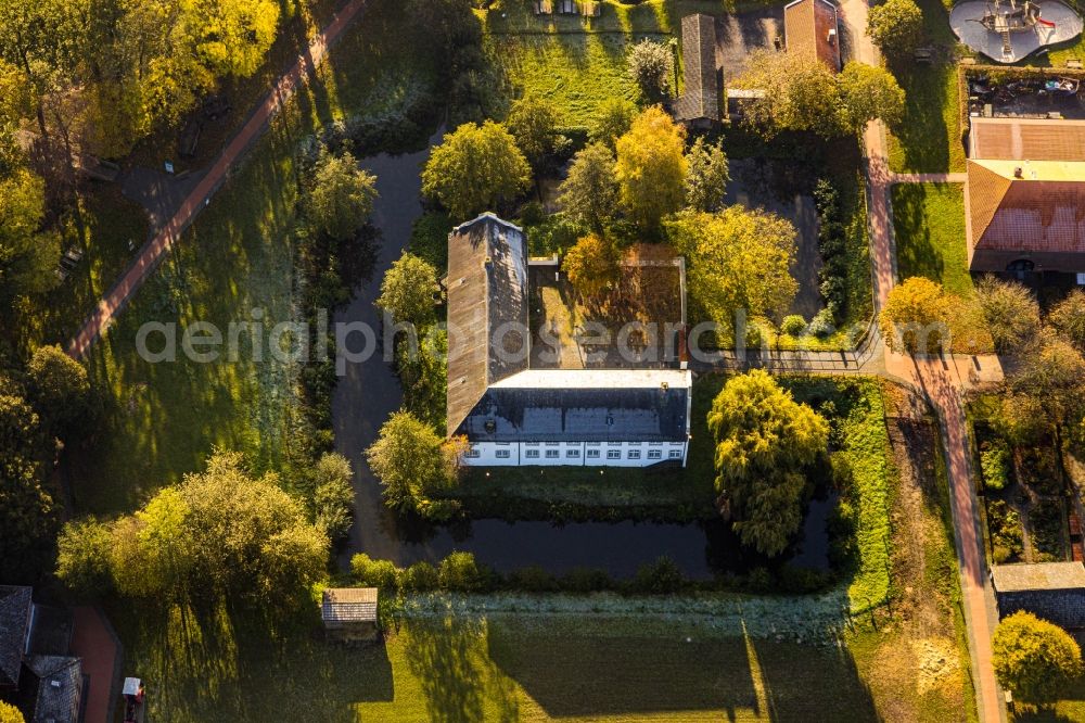 Grefrath from above - Building and castle park systems of water castle Wasserburg Burg Dorenburg in Grefrath in the state North Rhine-Westphalia, Germany