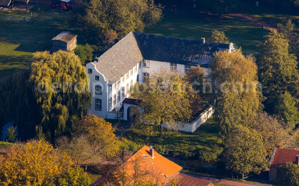 Aerial photograph Grefrath - Building and castle park systems of water castle Wasserburg Burg Dorenburg in Grefrath in the state North Rhine-Westphalia, Germany