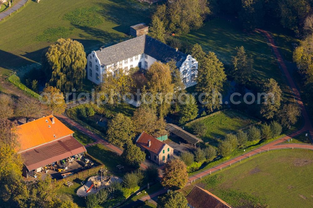 Grefrath from the bird's eye view: Building and castle park systems of water castle Wasserburg Burg Dorenburg in Grefrath in the state North Rhine-Westphalia, Germany