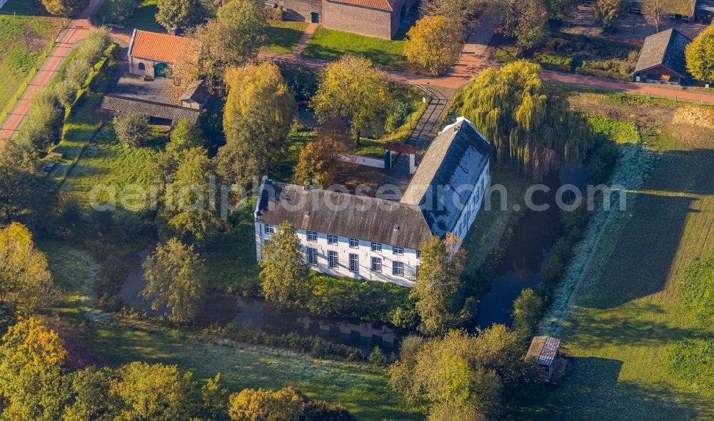 Aerial image Grefrath - Building and castle park systems of water castle Wasserburg Burg Dorenburg in Grefrath in the state North Rhine-Westphalia, Germany