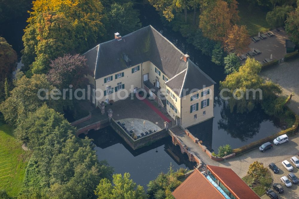 Aerial image Gelsenkirchen - Building and castle park systems of water castle Wasserburg Haus Luettinghof on Luettinghofallee in Gelsenkirchen in the state North Rhine-Westphalia, Germany