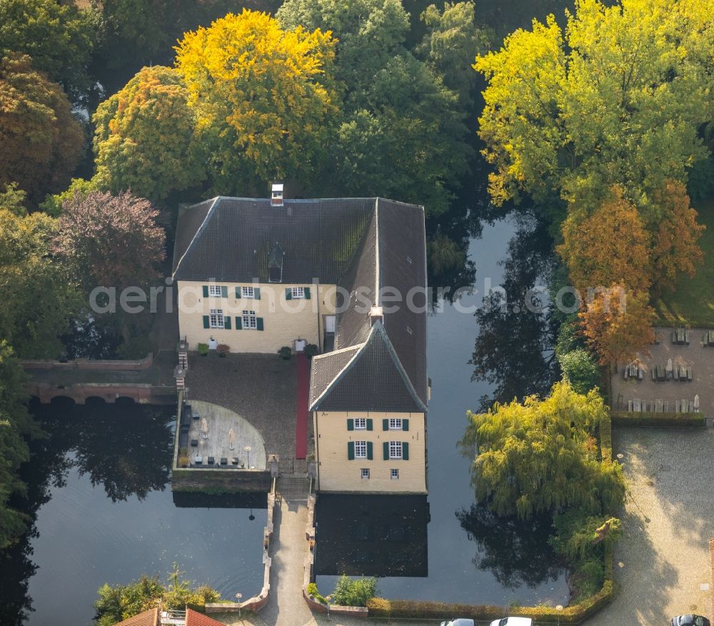 Aerial photograph Gelsenkirchen - Building and castle park systems of water castle Wasserburg Haus Luettinghof on Luettinghofallee in Gelsenkirchen in the state North Rhine-Westphalia, Germany