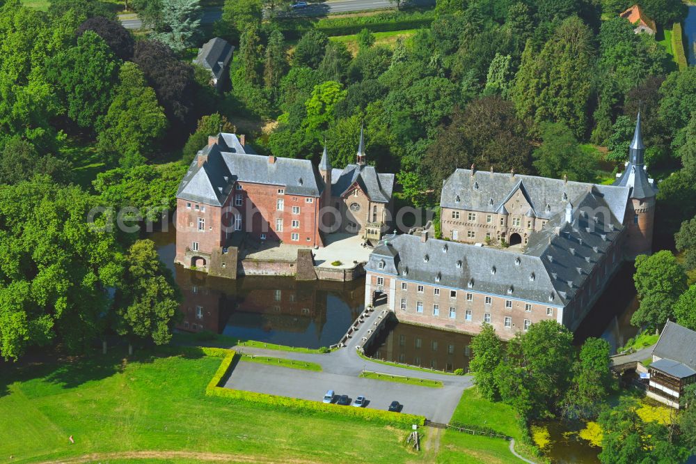 Aerial photograph Weeze - Building and castle park systems of water castle on street Schlossallee in the district Wissen in Weeze in the state North Rhine-Westphalia, Germany