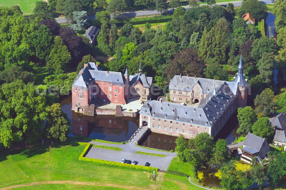 Weeze from above - Building and castle park systems of water castle on street Schlossallee in the district Wissen in Weeze in the state North Rhine-Westphalia, Germany