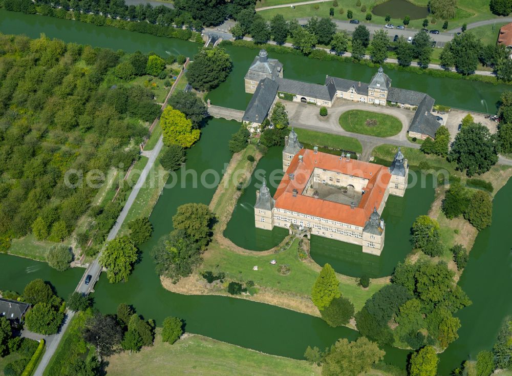 Ascheberg from the bird's eye view: Building and castle park systems of water castle Westerwinkel in Ascheberg in the state North Rhine-Westphalia