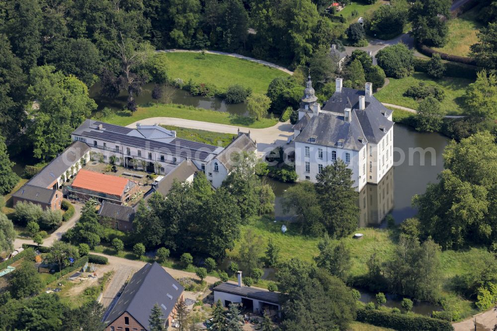 Aerial photograph Hünxe - Building and castle park systems of water castle Schlosshotel Gartrop on Schlossallee in Huenxe in the state North Rhine-Westphalia, Germany