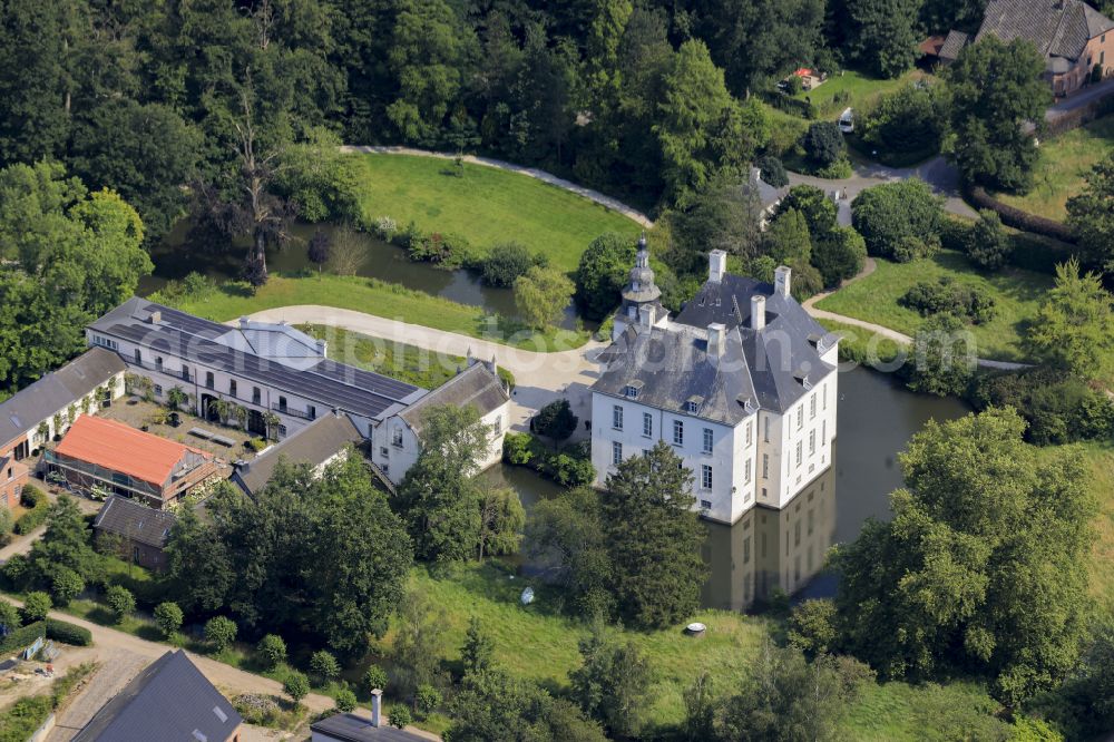 Hünxe from above - Building and castle park systems of water castle Schlosshotel Gartrop on Schlossallee in Huenxe in the state North Rhine-Westphalia, Germany