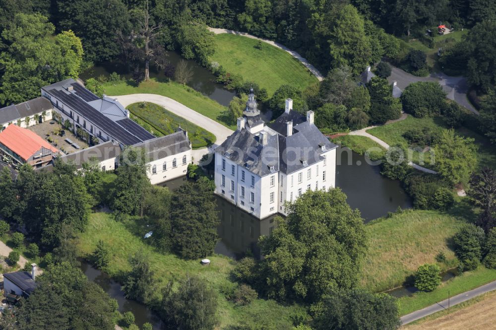 Hünxe from the bird's eye view: Building and castle park systems of water castle Schlosshotel Gartrop on Schlossallee in Huenxe in the state North Rhine-Westphalia, Germany