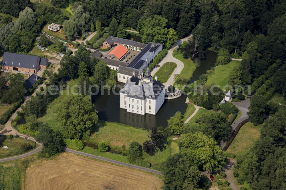 Aerial image Hünxe - Building and castle park systems of water castle Schlosshotel Gartrop on Schlossallee in Huenxe in the state North Rhine-Westphalia, Germany