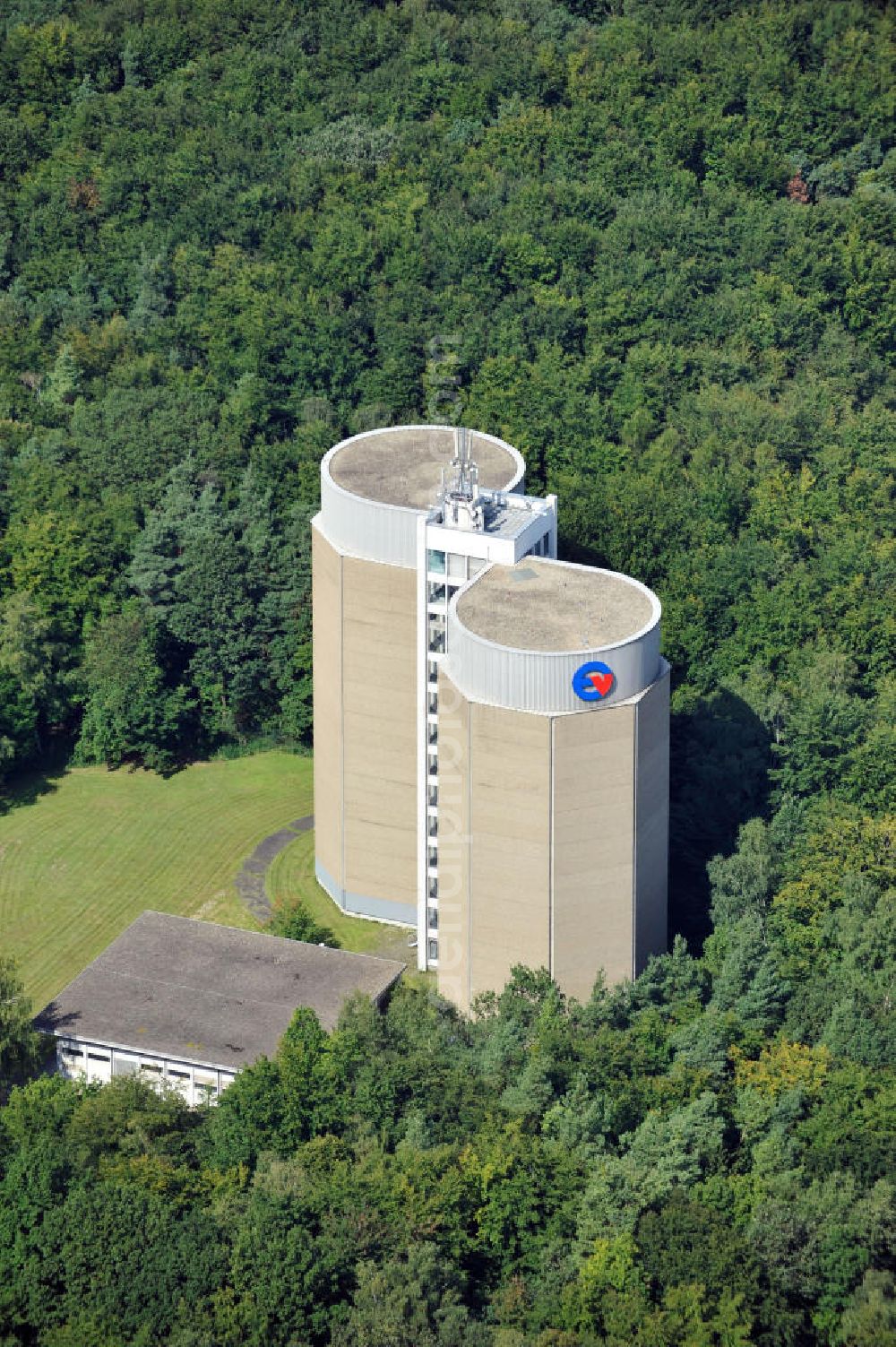 Aerial photograph Offenbach - Die 40 Meter hohen Wasserhochbehälter des Energieversorger Offenbach EVO auf dem Bieberer Berg. The 40 meter high water tower of power utilities Offenbach EVO on the Bieberer mountain.