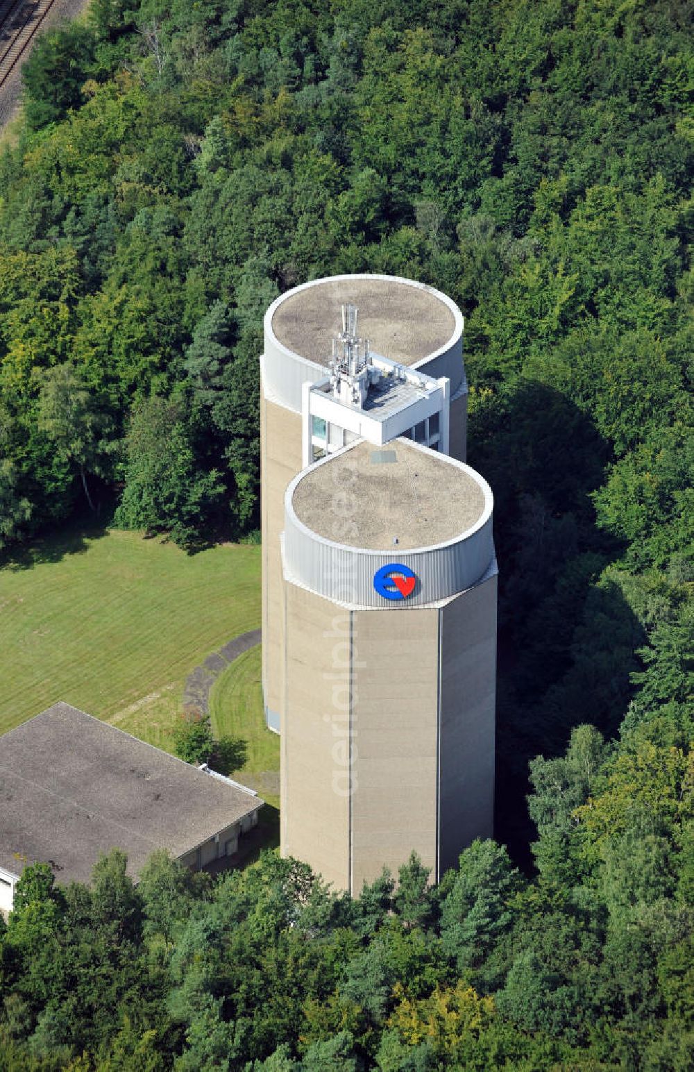 Offenbach from above - Die 40 Meter hohen Wasserhochbehälter des Energieversorger Offenbach EVO auf dem Bieberer Berg. The 40 meter high water tower of power utilities Offenbach EVO on the Bieberer mountain.