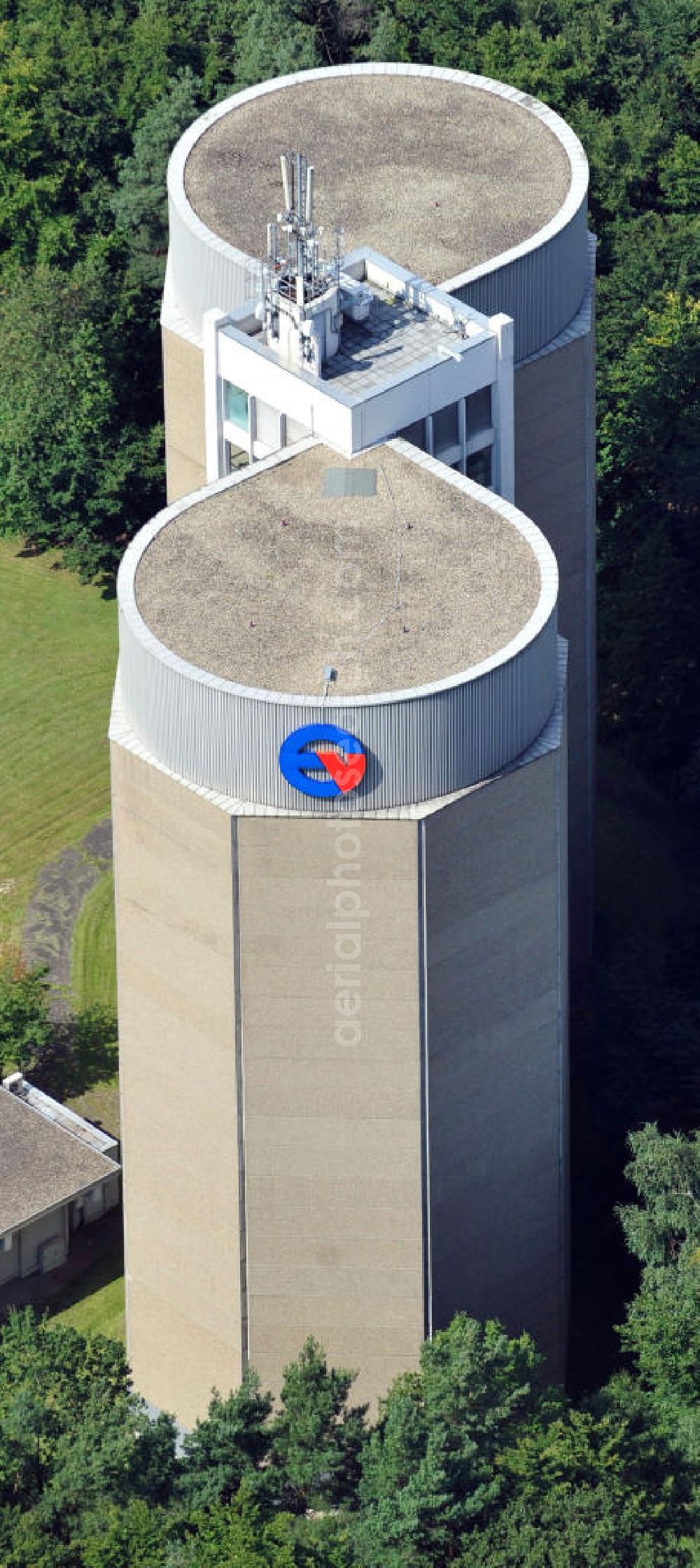 Aerial image Offenbach - Die 40 Meter hohen Wasserhochbehälter des Energieversorger Offenbach EVO auf dem Bieberer Berg. The 40 meter high water tower of power utilities Offenbach EVO on the Bieberer mountain.