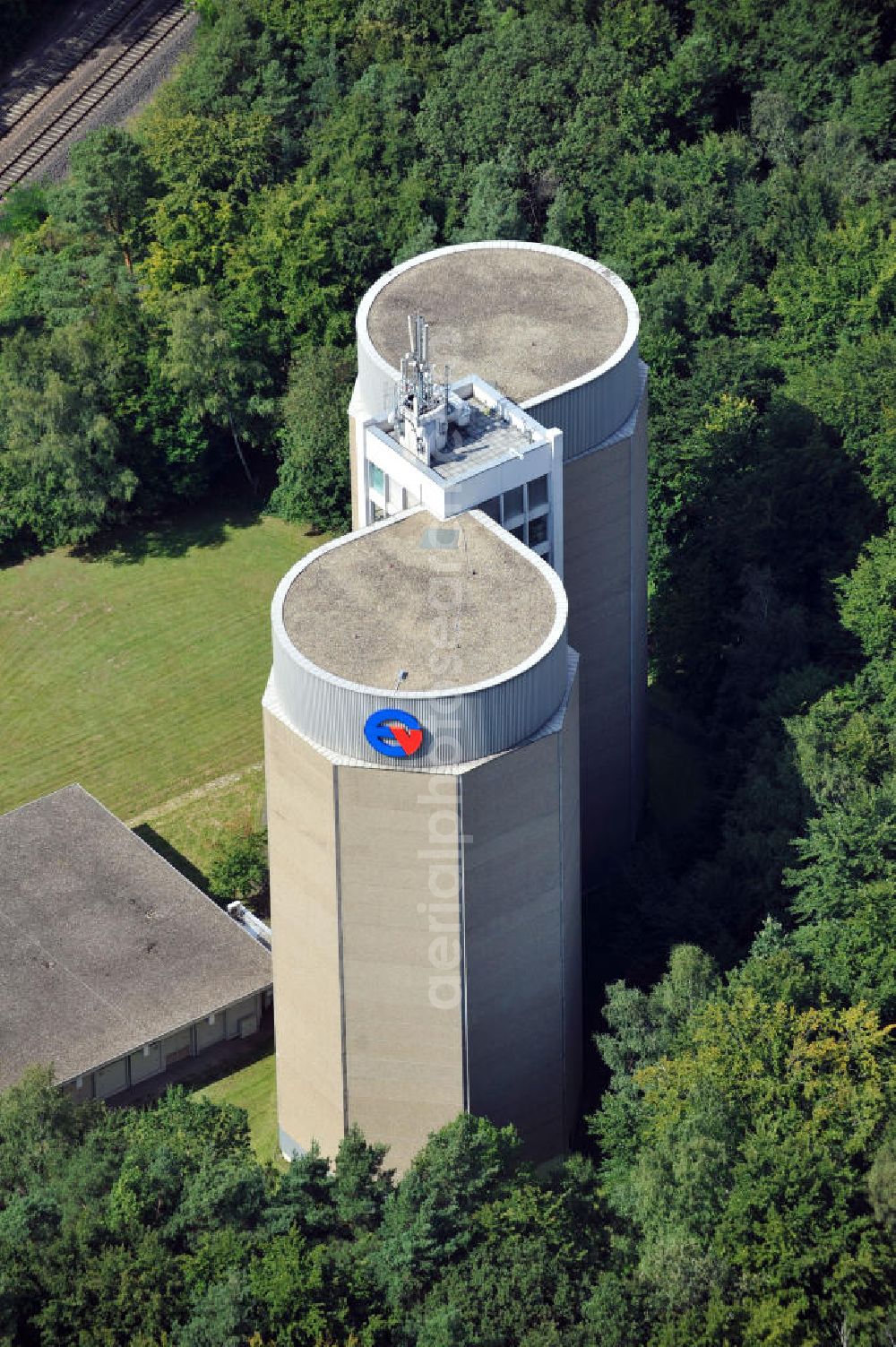 Aerial photograph Offenbach - Die 40 Meter hohen Wasserhochbehälter des Energieversorger Offenbach EVO auf dem Bieberer Berg. The 40 meter high water tower of power utilities Offenbach EVO on the Bieberer mountain.