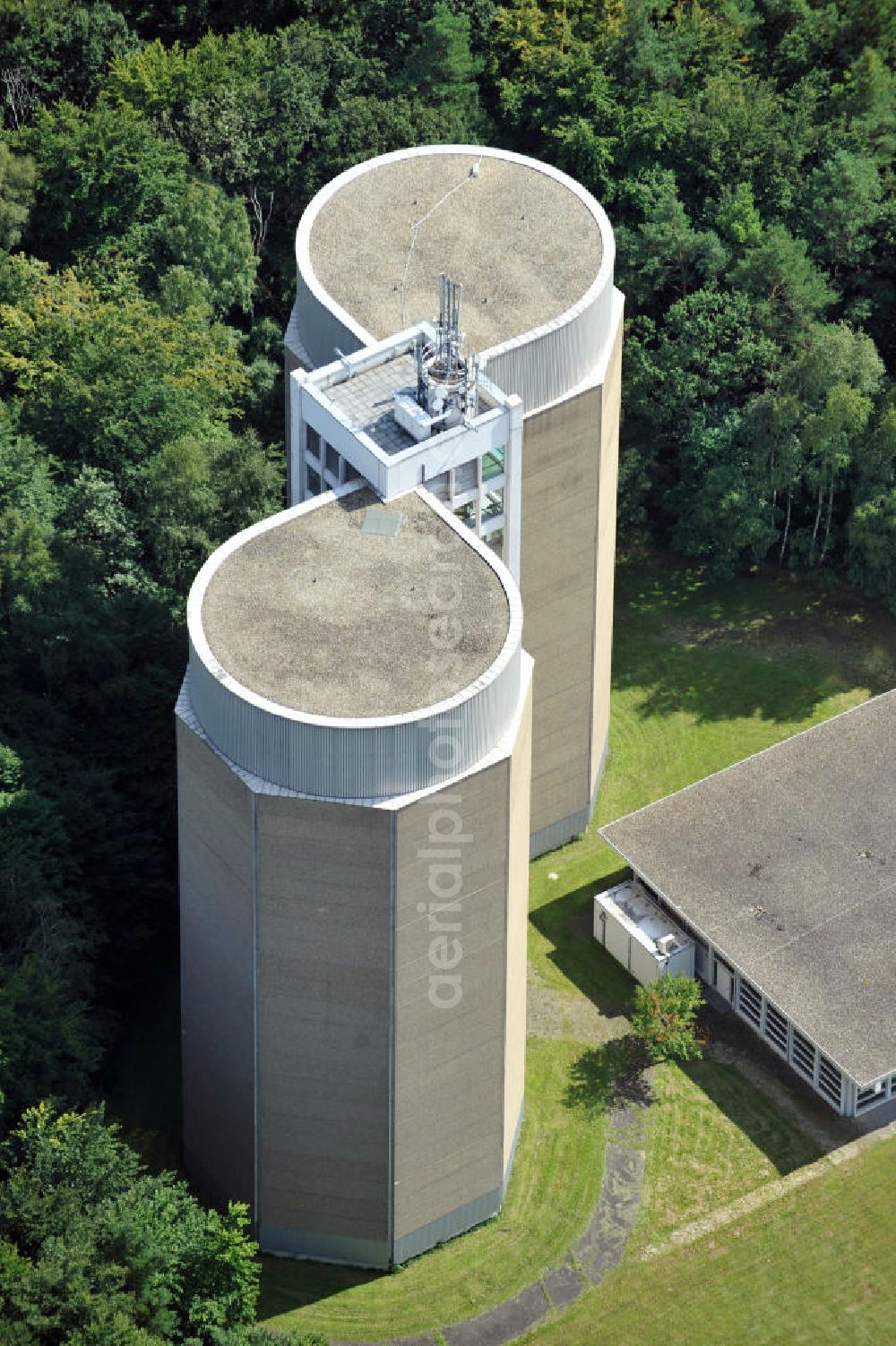 Offenbach from the bird's eye view: Die 40 Meter hohen Wasserhochbehälter des Energieversorger Offenbach EVO auf dem Bieberer Berg. The 40 meter high water tower of power utilities Offenbach EVO on the Bieberer mountain.