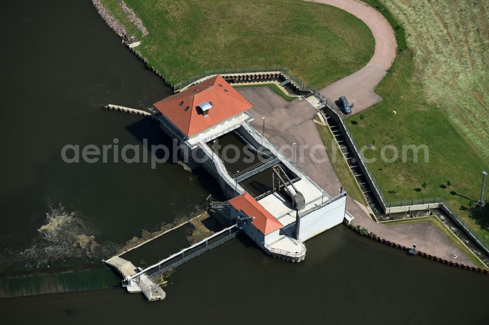 Aerial photograph Calbe (Saale) - Structure and dams of the hydroelectric power plant of the Saale-Kraftwerk Calbe GmbH with fish pass in Calbe (Saale) in the state Saxony-Anhalt