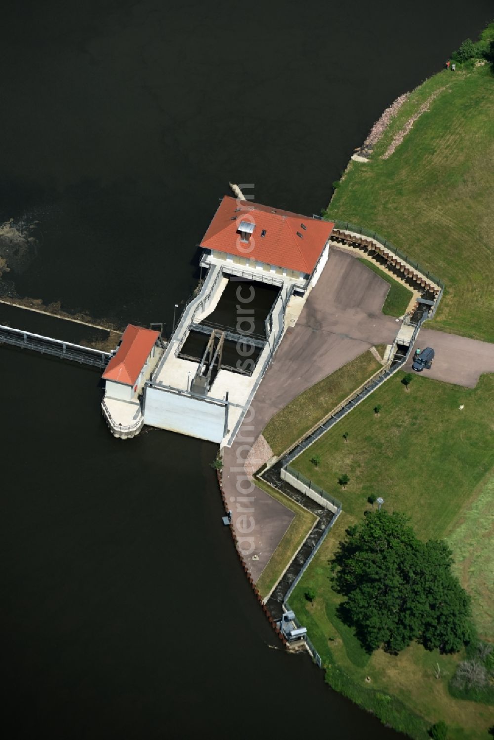 Calbe (Saale) from the bird's eye view: Structure and dams of the hydroelectric power plant of the Saale-Kraftwerk Calbe GmbH with fish pass in Calbe (Saale) in the state Saxony-Anhalt