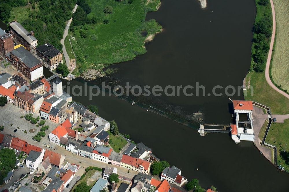 Aerial photograph Calbe (Saale) - Structure and dams of the hydroelectric power plant of the Saale-Kraftwerk Calbe GmbH with fish pass and city center in Calbe (Saale) in the state Saxony-Anhalt