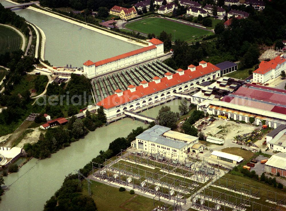 Aerial image Töging - Am östlichen Ende des 27 km langen Inkanals - erbaut 1919 bis 1922 - befindet sich das Wasserkraftwerk Töging. Der Innkanal ist ein rund 22 Kilometer langer Kanal zwischen den Orten Jettenbach und Töging. Er beginnt am Jettenbacher Wehr und verläuft in einem Bogen entlang des Inns, speist in Töging das Wasserkraftwerk im dortigen Wasserschloss und mündet dahinter wieder im Inn.