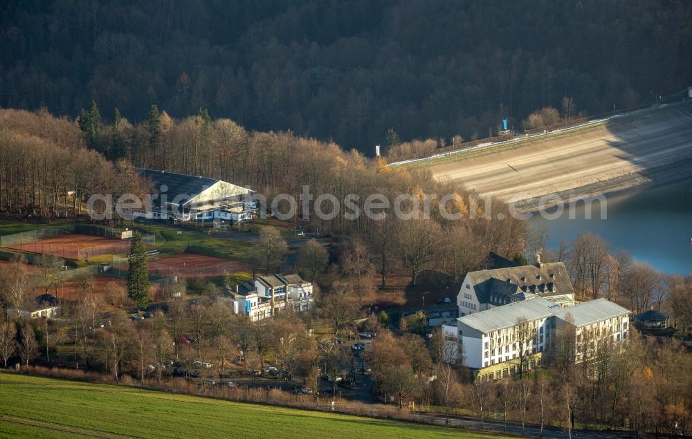 Meschede from the bird's eye view: Low water level and lack of water caused the shoreline areas to be exposed of Hennesee in Meschede in the state North Rhine-Westphalia, Germany