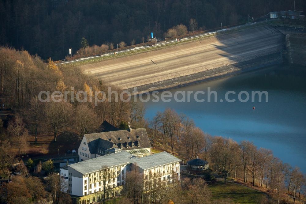 Aerial photograph Meschede - Low water level and lack of water caused the shoreline areas to be exposed of Hennesee in Meschede in the state North Rhine-Westphalia, Germany