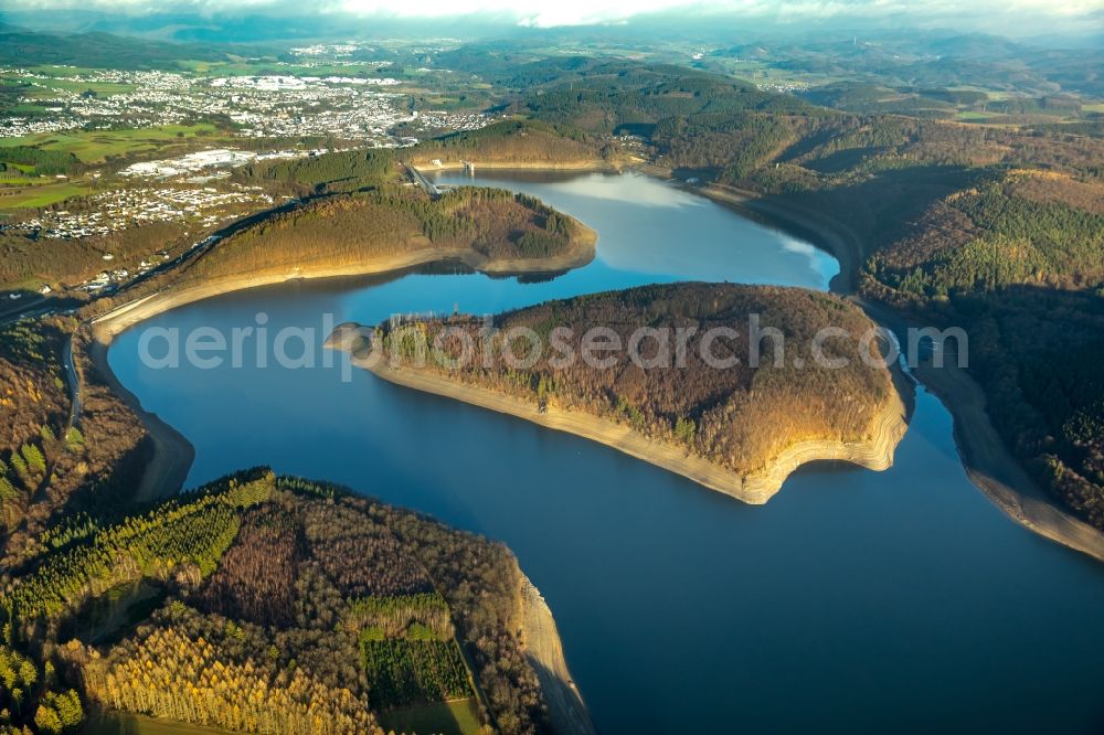 Attendorn from the bird's eye view: Low water level and lack of water caused the shoreline areas to be exposed of Bigge in Attendorn in the state North Rhine-Westphalia, Germany