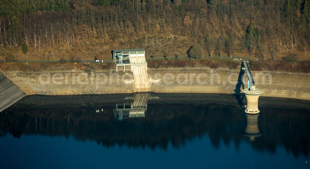 Attendorn from above - Low water level and lack of water caused the shoreline areas to be exposed of Biggetalsperre in Attendorn in the state North Rhine-Westphalia, Germany