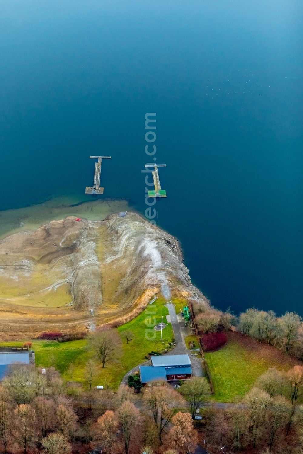 Aerial photograph Meschede - Low water level and lack of water caused the shoreline areas to be exposed of Hennesee in Meschede in the state North Rhine-Westphalia, Germany