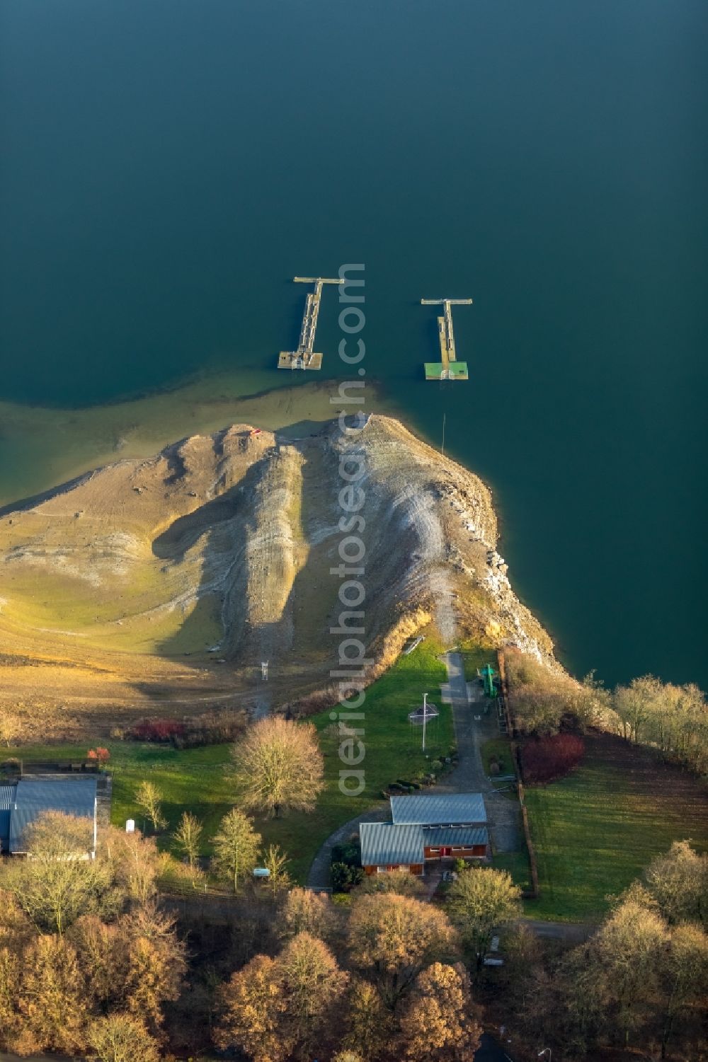 Meschede from the bird's eye view: Low water level and lack of water caused the shoreline areas to be exposed of Hennesee in Meschede in the state North Rhine-Westphalia, Germany