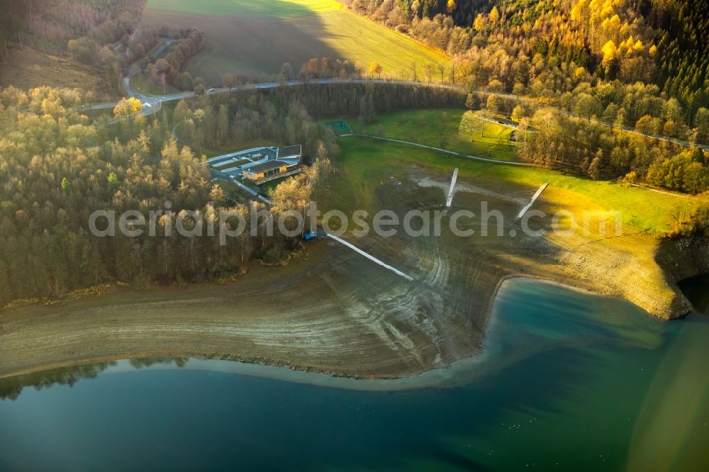 Aerial photograph Meschede - Low water level and lack of water caused the shoreline areas to be exposed of Hennesee in Meschede in the state North Rhine-Westphalia, Germany