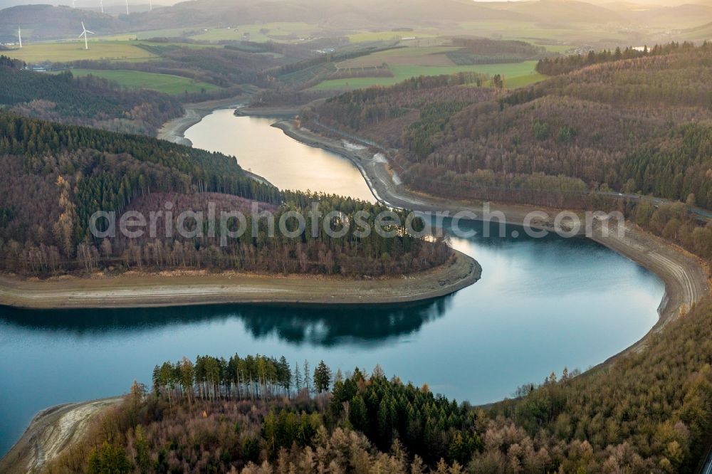 Aerial photograph Meschede - Low water level and lack of water caused the shoreline areas to be exposed of lake Hennesee in Meschede in the state North Rhine-Westphalia, Germany