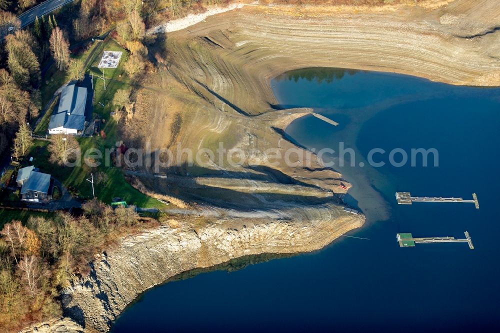 Aerial photograph Meschede - Low water level and lack of water caused the shoreline areas to be exposed of lake Hennesee in Meschede in the state North Rhine-Westphalia, Germany