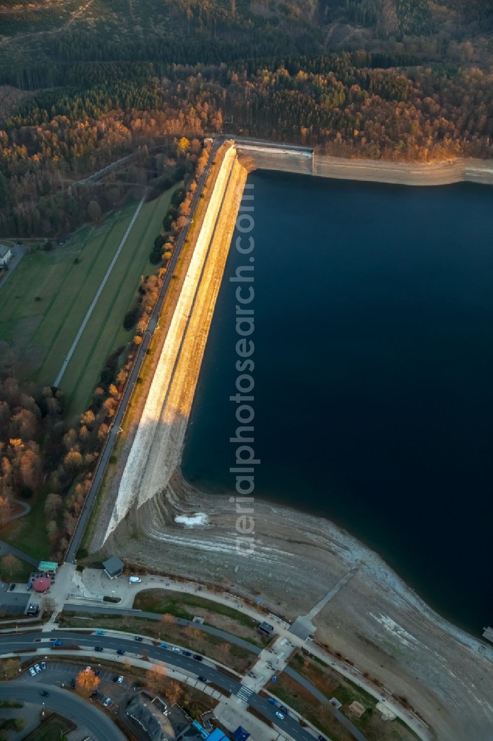 Sundern (Sauerland) from above - Low water level and lack of water caused the shoreline areas to be exposed of Sorpesee on Sorpetalsperre in Sundern (Sauerland) in the state North Rhine-Westphalia, Germany