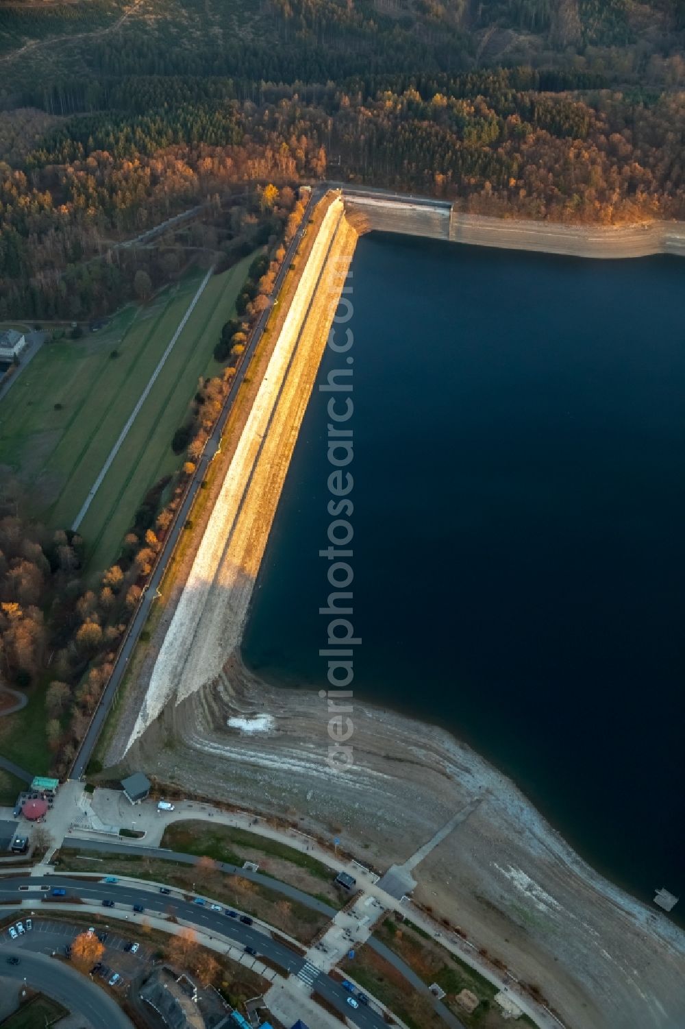 Sundern (Sauerland) from the bird's eye view: Low water level and lack of water caused the shoreline areas to be exposed of Sorpesee on Sorpetalsperre in Sundern (Sauerland) in the state North Rhine-Westphalia, Germany