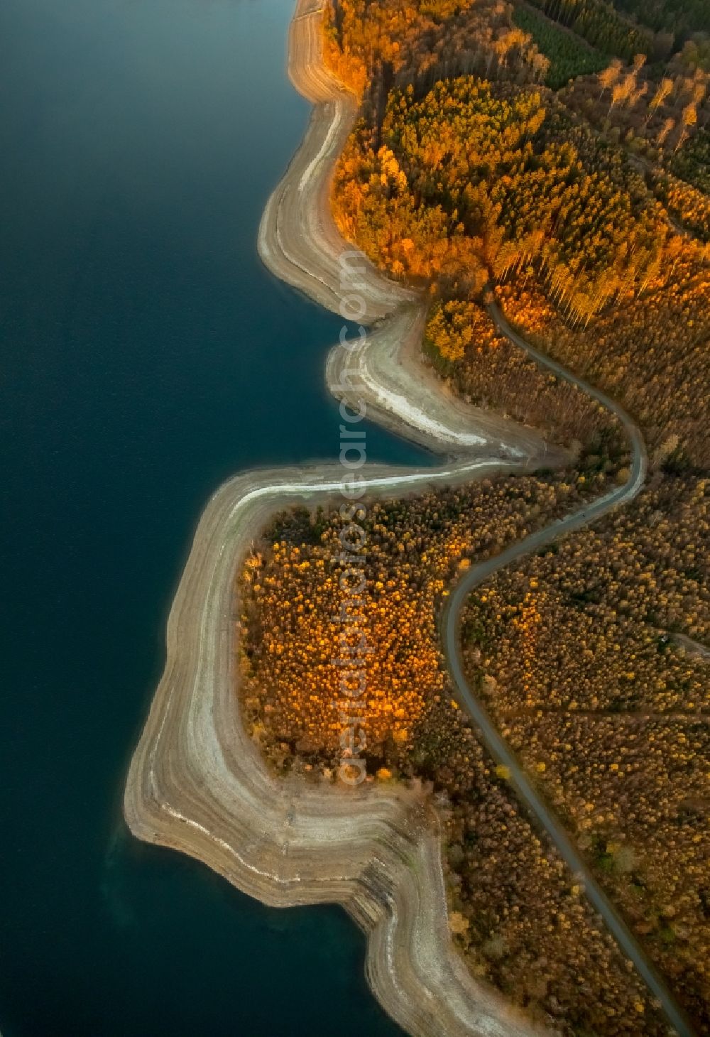 Aerial image Sundern (Sauerland) - Low water level and lack of water caused the shoreline areas to be exposed of Sorpesee on Sorpetalsperre in Sundern (Sauerland) in the state North Rhine-Westphalia, Germany