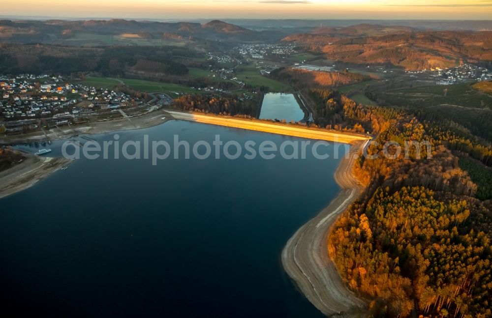 Aerial photograph Sundern (Sauerland) - Low water level and lack of water caused the shoreline areas to be exposed of Sorpesee on Sorpetalsperre in Sundern (Sauerland) in the state North Rhine-Westphalia, Germany