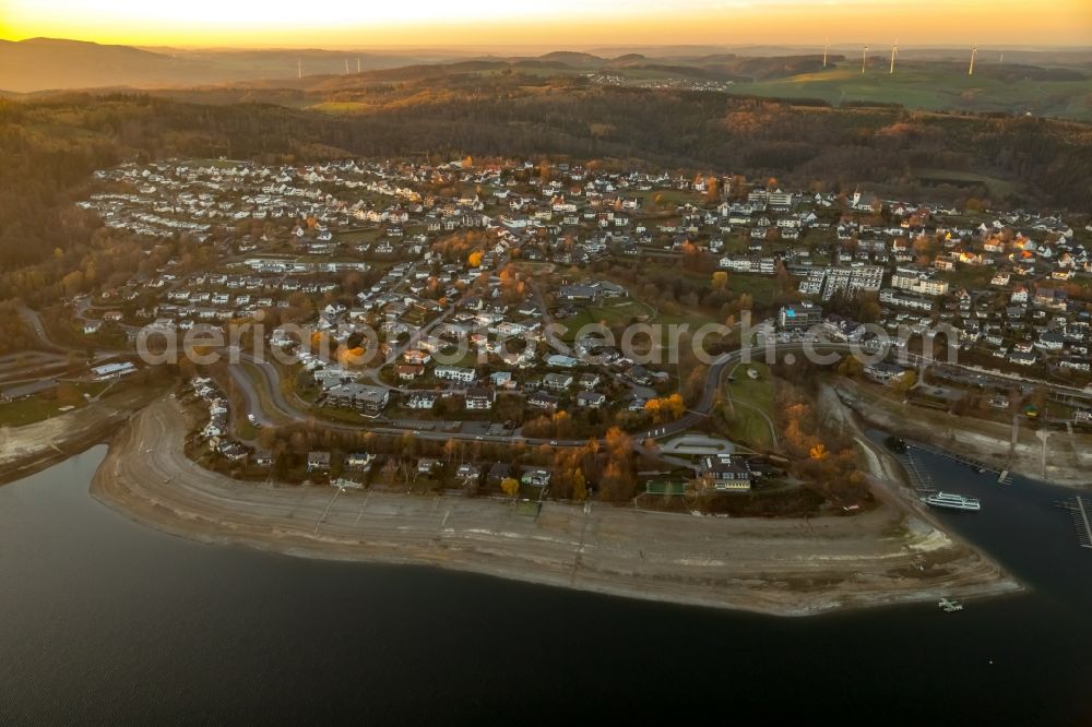 Sundern (Sauerland) from above - Low water level and lack of water caused the shoreline areas to be exposed of Sorpesee on Sorpetalsperre in Sundern (Sauerland) in the state North Rhine-Westphalia, Germany