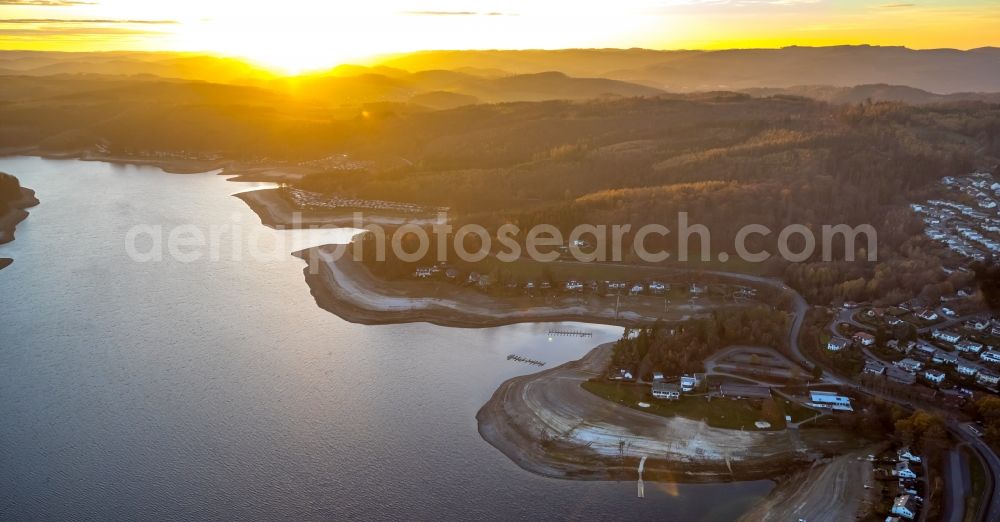 Sundern (Sauerland) from the bird's eye view: Low water level and lack of water caused the shoreline areas to be exposed of Sorpesee on Sorpetalsperre in Sundern (Sauerland) in the state North Rhine-Westphalia, Germany